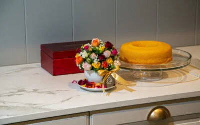 Flores pequenas para cultivas no apartamento encima da mesa.