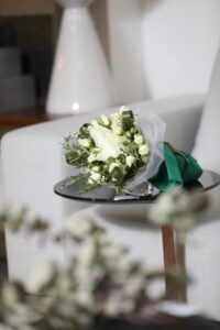 Buquê de rosas brancas encima da mesa.