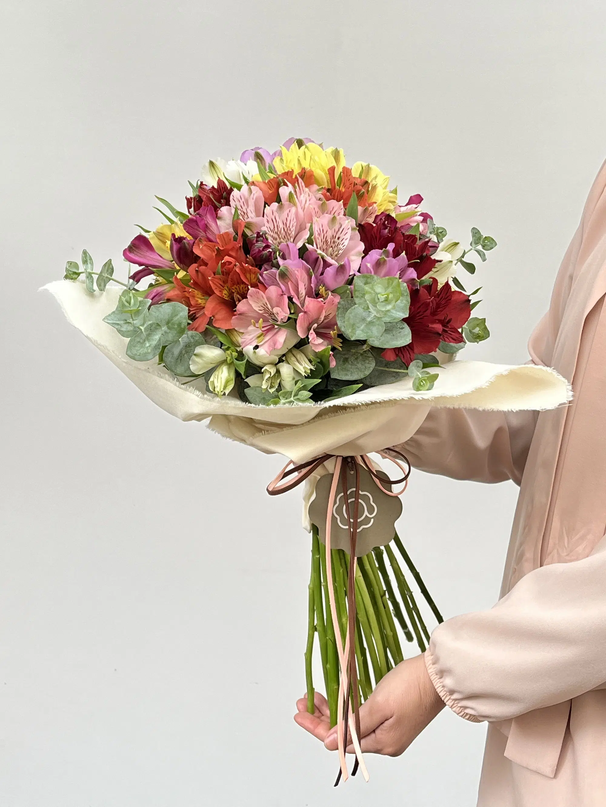 Arquitetura das Flores, Flores online, Delivery de Flores Constelação - Buquê de Astromelias Coloridas - Imagem 1