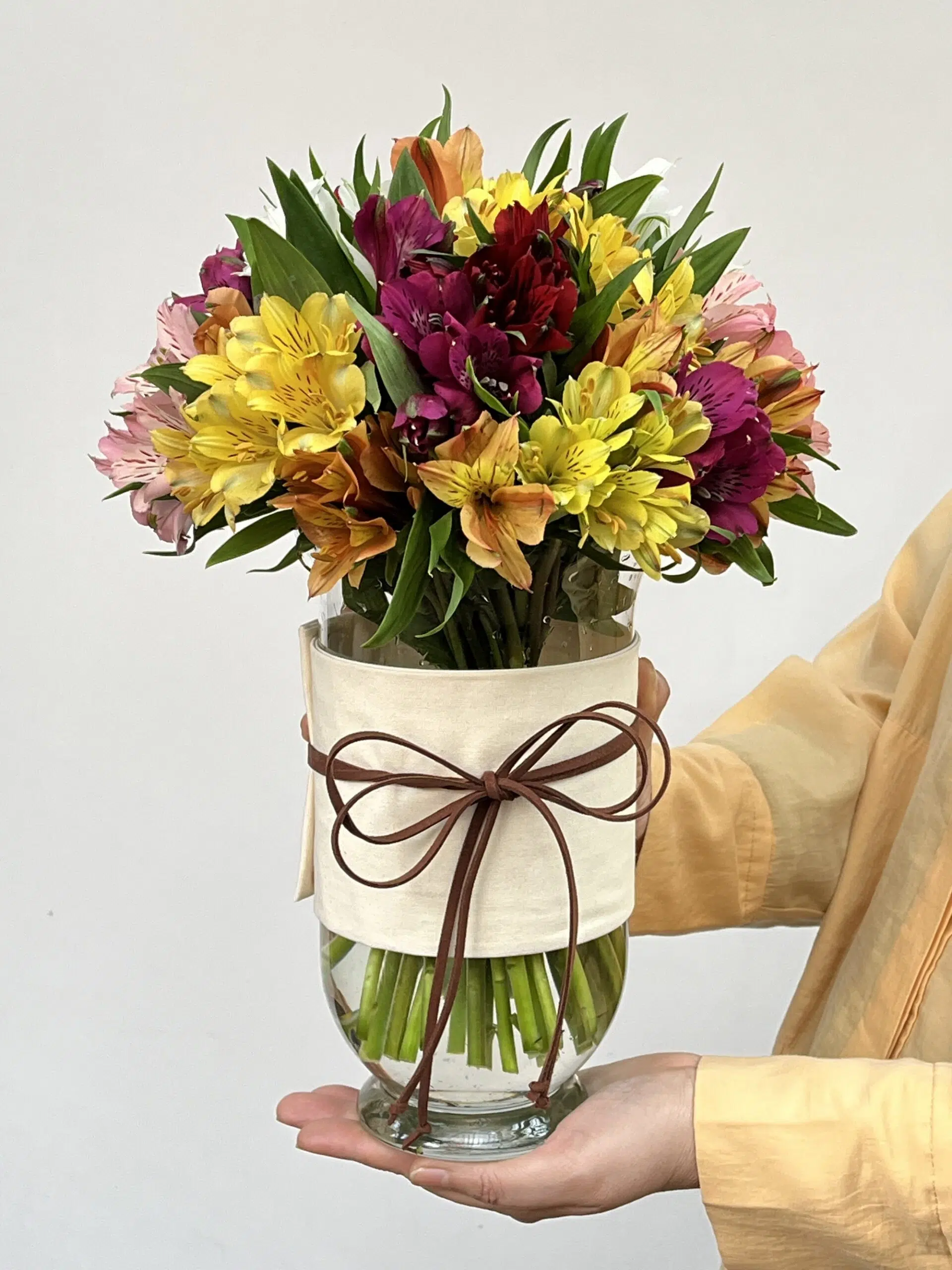 Arquitetura das flores, comprar flores online Alpes - Arranjo de Astromélias Coloridas - Imagem 1