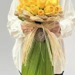 Amêndoa - Buquê de 30 Rosas Amarelas com Fios de Rafias