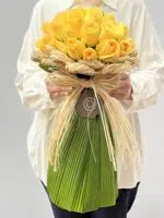 Amêndoa - Buquê de 30 Rosas Amarelas com Fios de Rafias