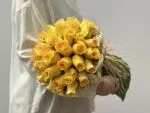 Amêndoa - Buquê de 30 Rosas Amarelas com Fios de Rafias - Imagem 3