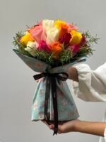Arco-íris - Buquê de 18 Rosas Coloridas - Imagem 3