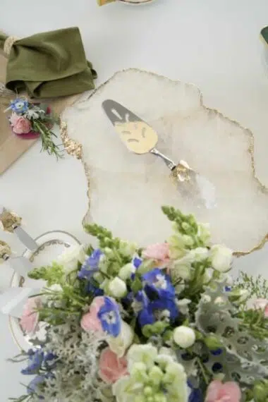 5 dicas de Flores para Decoração sem exagero para a sua casa 3 Flores para decoração vistas de cima encima da mesa.