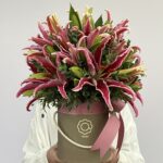 Emilia - Arranjo box Lirios Cor-de-Rosa