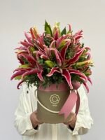 Emilia - Arranjo box Lirios Cor-de-Rosa
