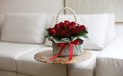 Arranjo de rosas dentro de cesta encima da mesa