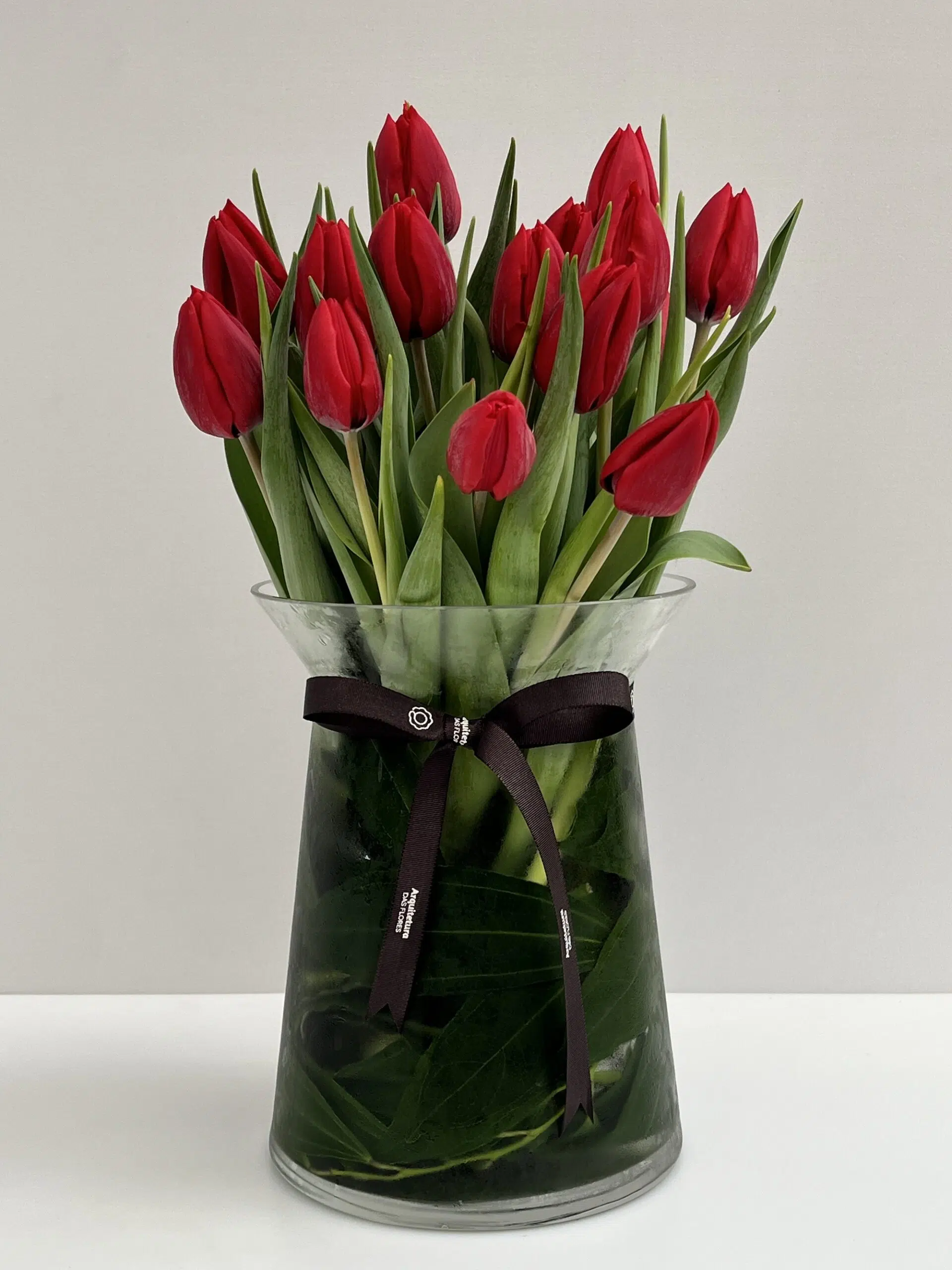 Tulipas vermelhas Colmar - Arranjo de Tulipas vermelhas em vaso de vidro - Imagem 1