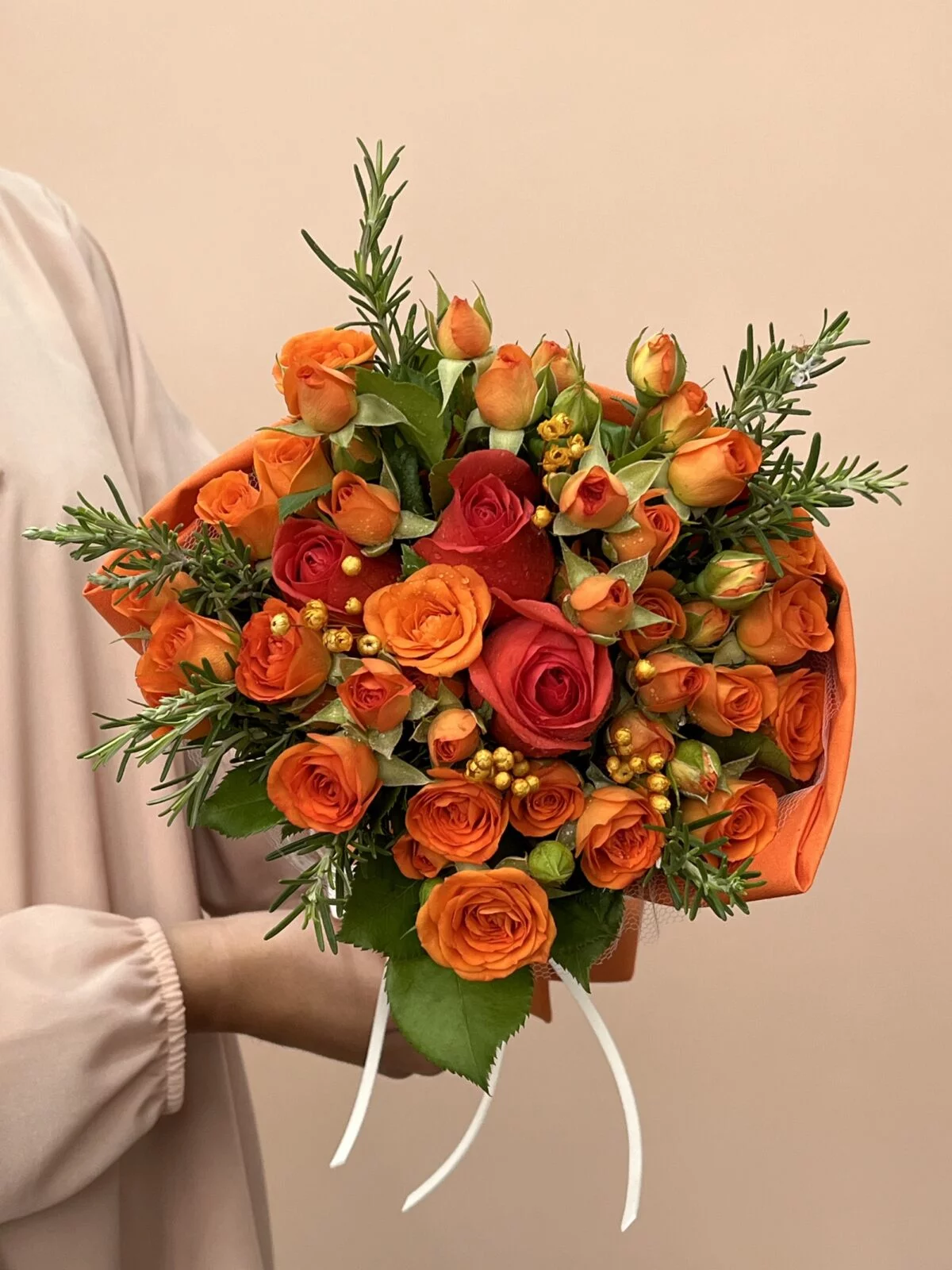Atena - Mini Buquê de Mini Rosas e Rosas - Imagem 3