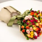 Espelho Meu - Buquê de Mini Rosas Coloridas
