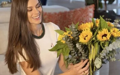 Gabriela Markus com um buquê de flores naturais, o Girassol.