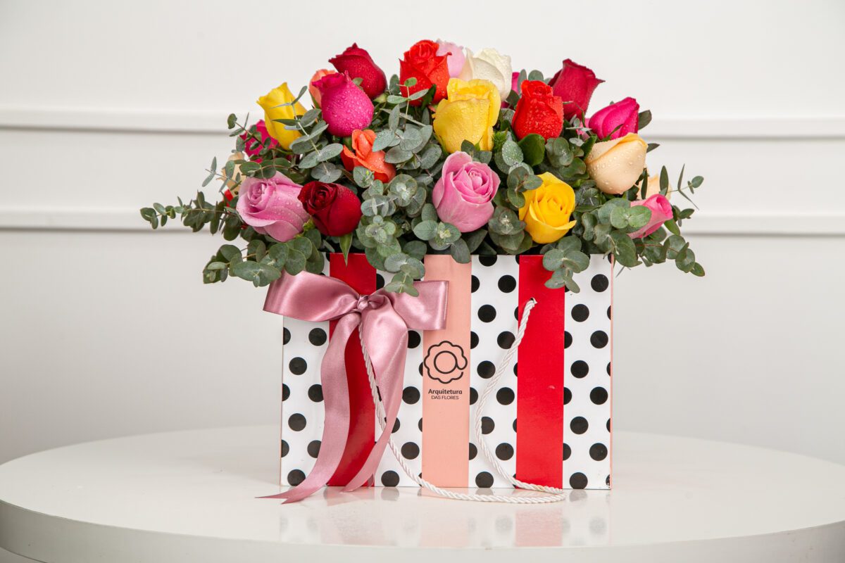 la vie en rose arranjo bag de 30 rosas coloridas arquitetura das flores porto alegre scaled
