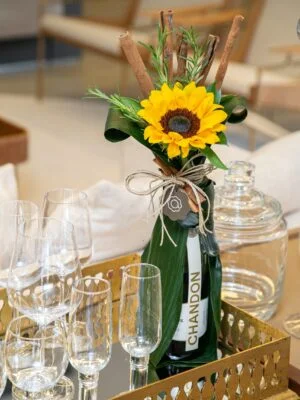 lumiere du soleil arranjo de girassol e chandon arquitetura das flores porto alegre scaled