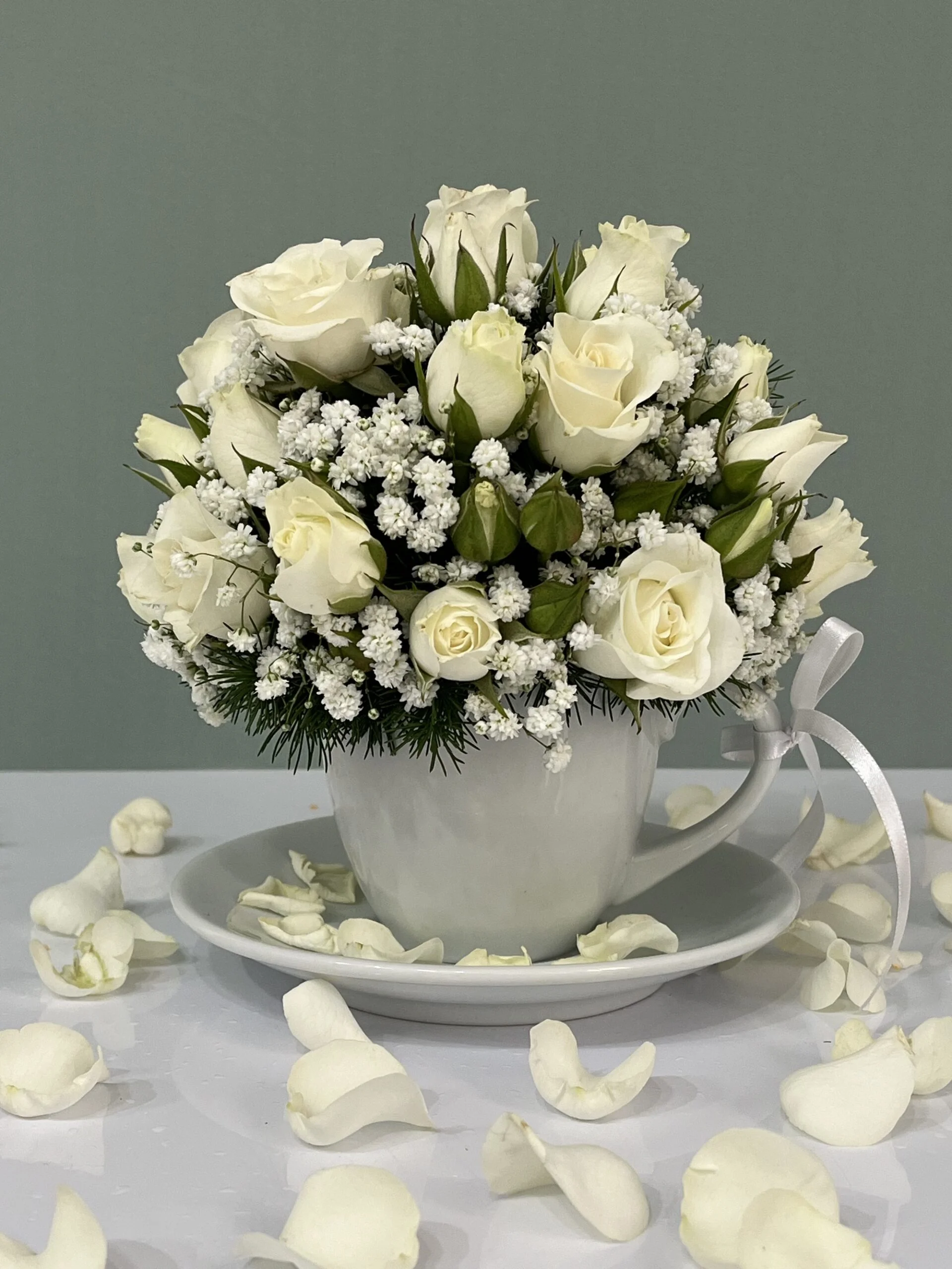 IMG_2583 Brigitte - Arranjo Miniatura de Mini Rosas Brancas em Xícara de Chá - Imagem 1