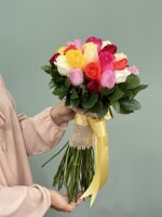 Musa – Buquê de 25 Rosas Coloridas - Imagem 2