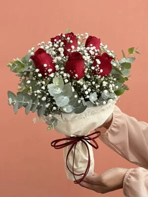 passione buque com 06 rosas vermelhas e gypsophilas arquitetura das flores porto alegre scaled