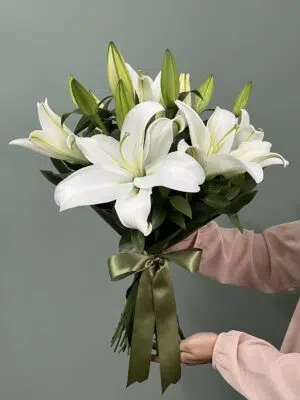 troy buque de lirios brancos arquitetura das flores porto alegre scaled