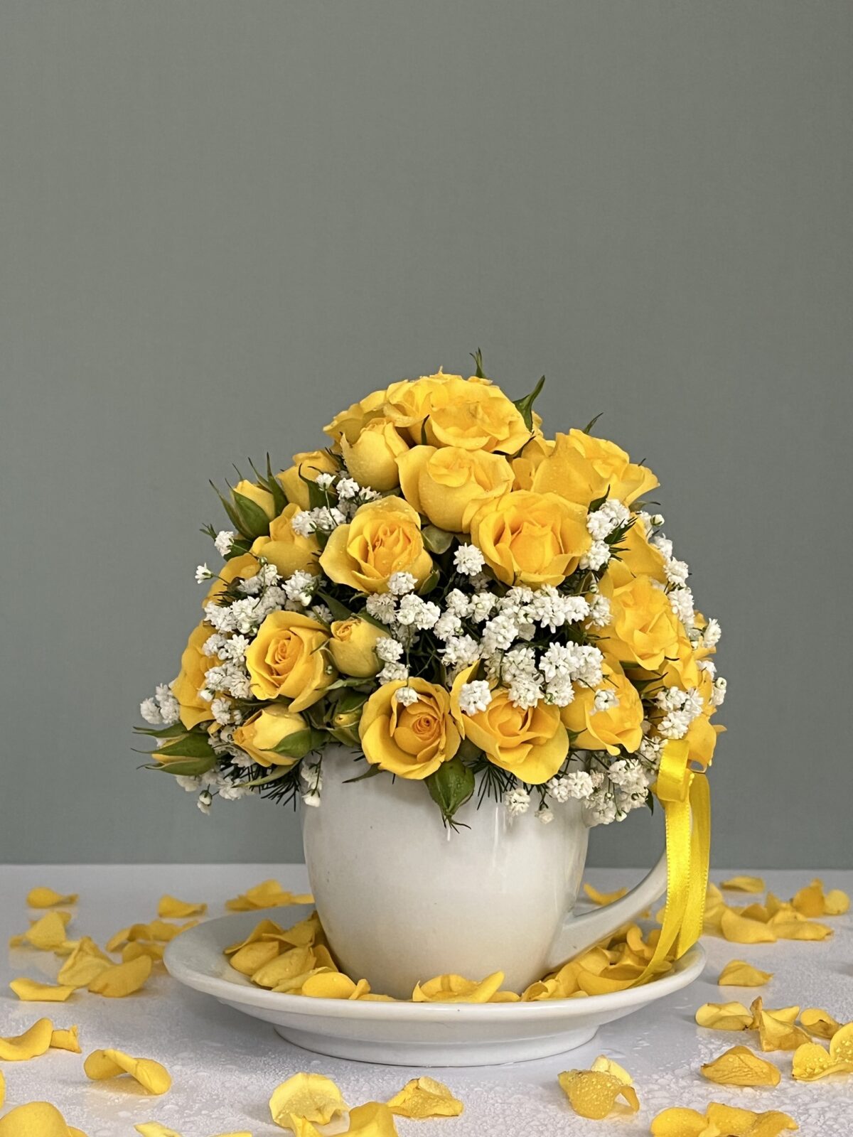 yellow cup arranjo miniatura de mini rosas amarelas em xicara de cha arquitetura das flores porto alegre scaled