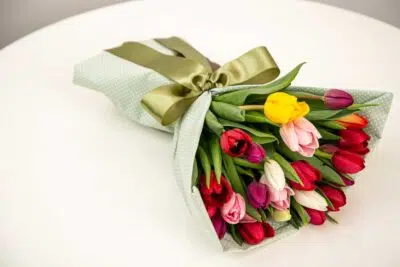 Conheça a decoração Chillhouse, tendência moderna europeia 3 Buquê de Tulipas coloridas.