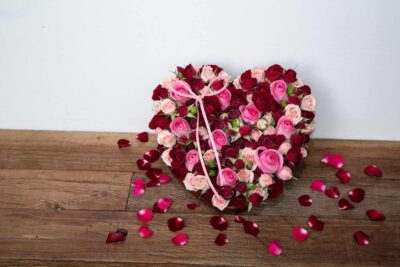 Arranjo de Rosas Vermelha e Cor-de-Rosa em caixa com formato de coração.