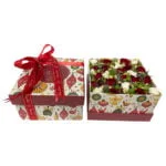 box de natal com mini rosas brancas e vermelhas para celebrar o amor natalino