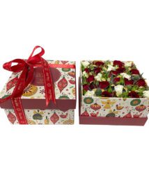 box de natal com mini rosas brancas e vermelhas para celebrar o amor natalino