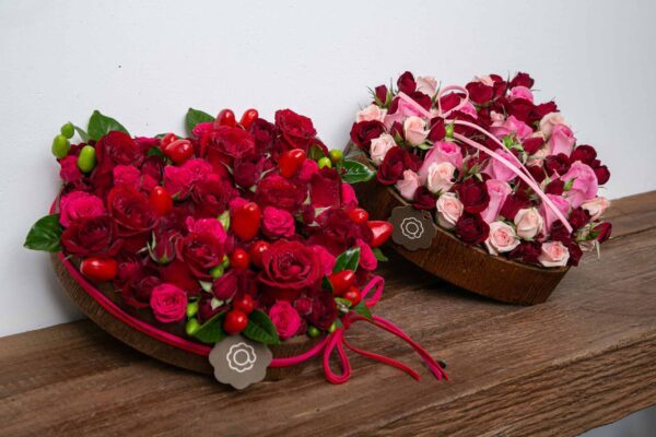 Caixa em formato de coração com rosas de cor vermelha e rosas, que podem crescer com luzes artificiais.