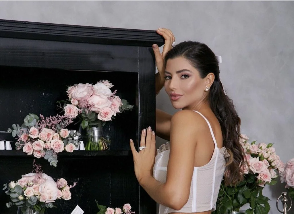 Influenciadora Paula Feijó com flores de aniversário.