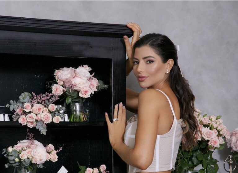 Influenciadora Paula Feijó com flores de aniversário.