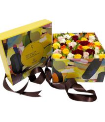Encantadora box exclusiva da Arquitetura das Flores com Mini Rosas coloridas e fita cetim marrom.