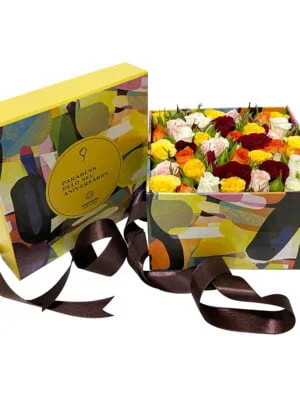 Encantadora box exclusiva da Arquitetura das Flores com Mini Rosas coloridas e fita cetim marrom.