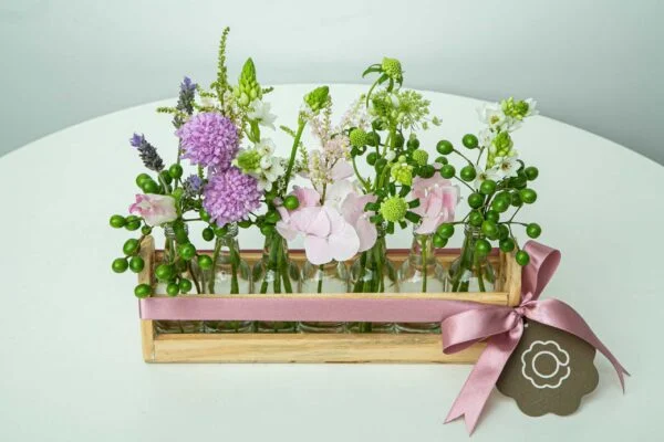 A linguagem das flores de pétalas rosa dentro de vaso de madeira.