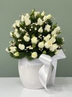 Amour Doux - Arranjo de Mini Rosas brancas e Gypsophilas