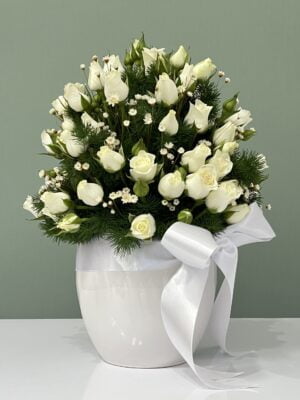 amour doux arranjo de mini rosas brancas e gypsophilas arquitetura das flores porto alegre 2 scaled