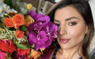 Mulher segurando buquê de flores de janeiro.