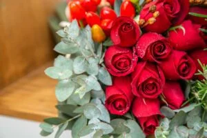 Buquê de rosas vermelhas que se relacionam com romantismo.