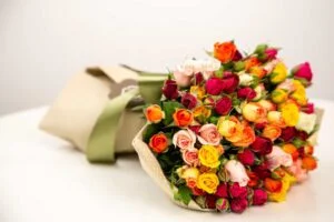 Buquê de flores, Rosas coloridas, nas cores rosa, laranja, amarelo, vermelho e laranja.