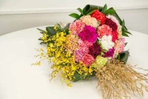 Buquê de flores Cravos diversos nas cores rosa, roxo escuro, vermelho e branco.