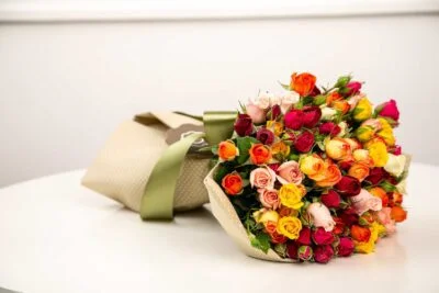 Fantasia de Carnaval com flores para aproveitar a folia com muita alegria 8 Buquê de mini-rosas coloridas.