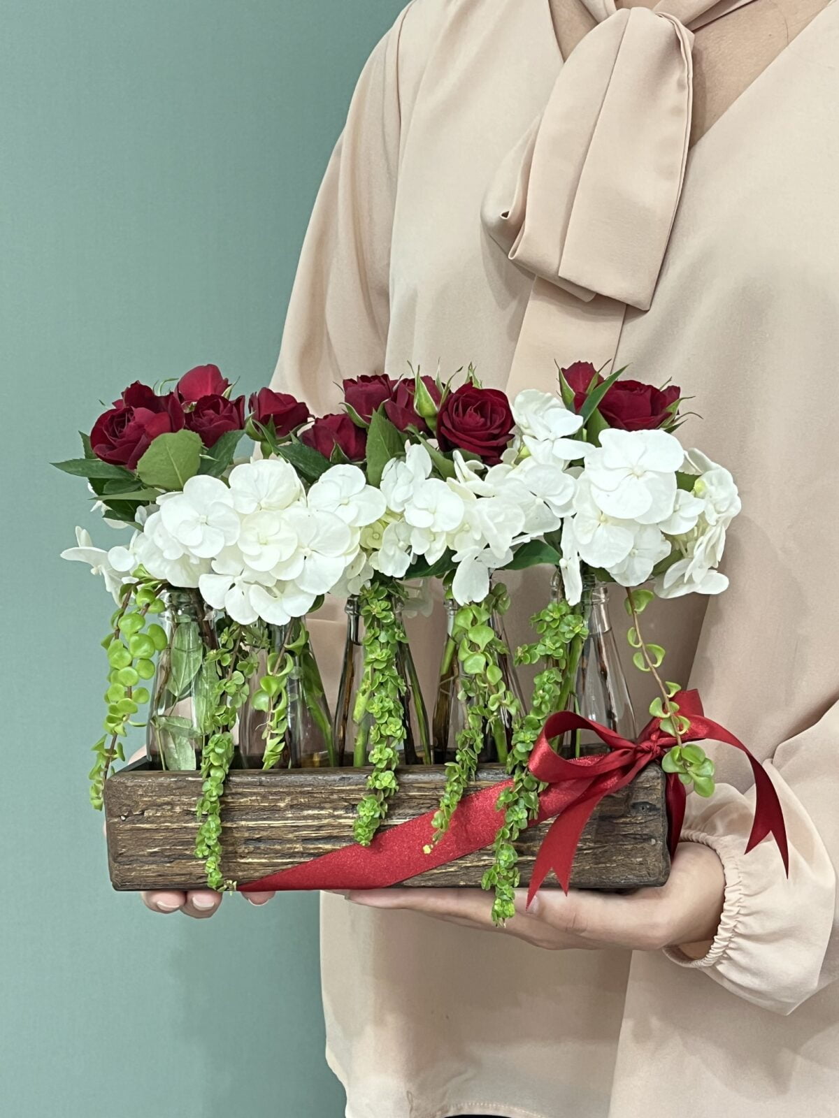 Hydrangeas - Arranjo de Hortênsias e Mini Rosas vermelhas - Imagem 1