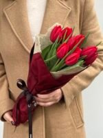 Rubro - Buquê com 10 Tulipas Vermelhas - Imagem 2