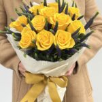 Helios -  Buquê de 12 Rosas Amarelas e Verônicas