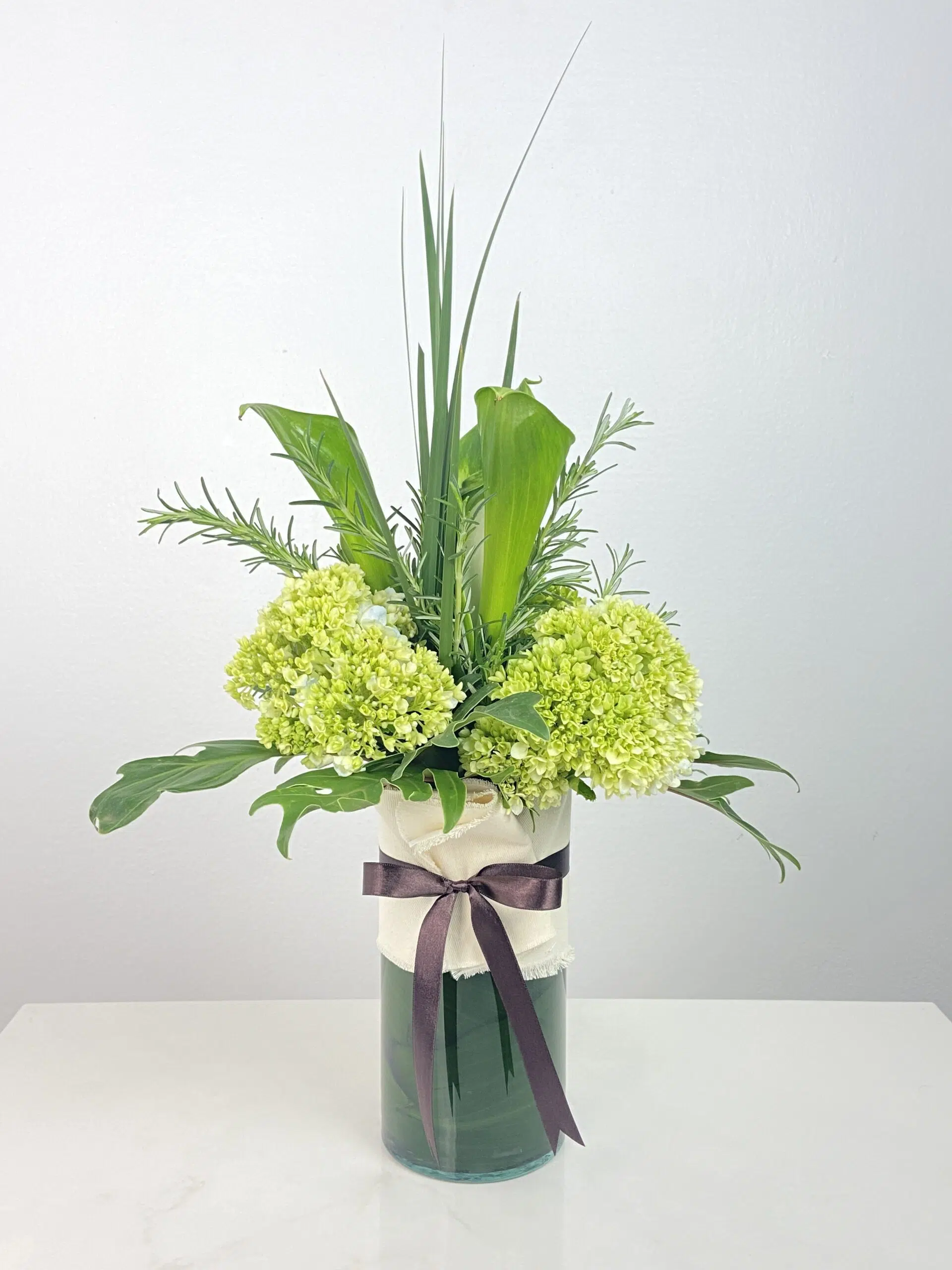 IMG-5586 Cintilante Jardim - Arranjo com Hortênsias e Callas - Imagem 1