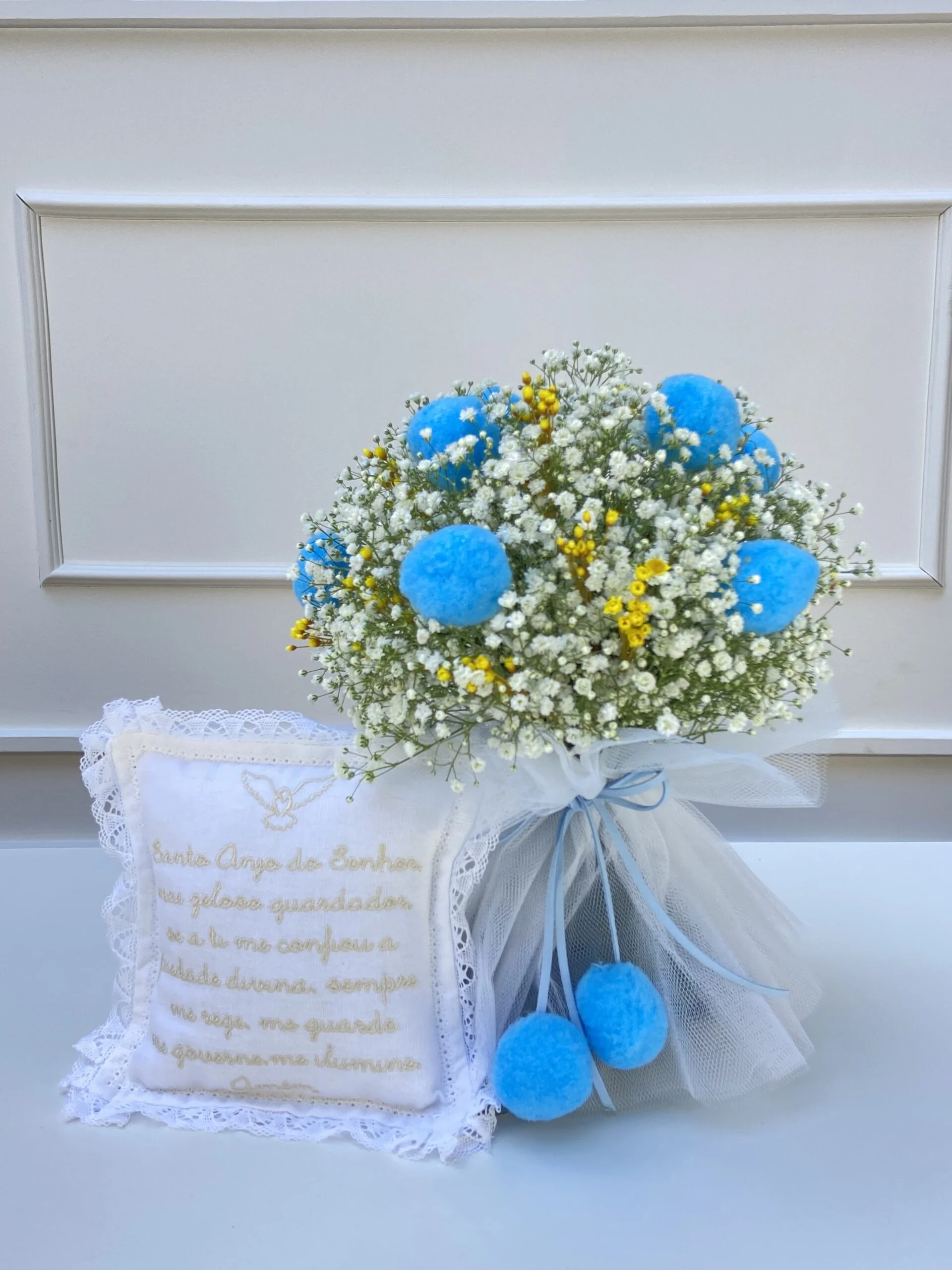 IMG-4989 Aladdin - Buquê de Gypsophlilas, Pompons e Almofada - Imagem 1