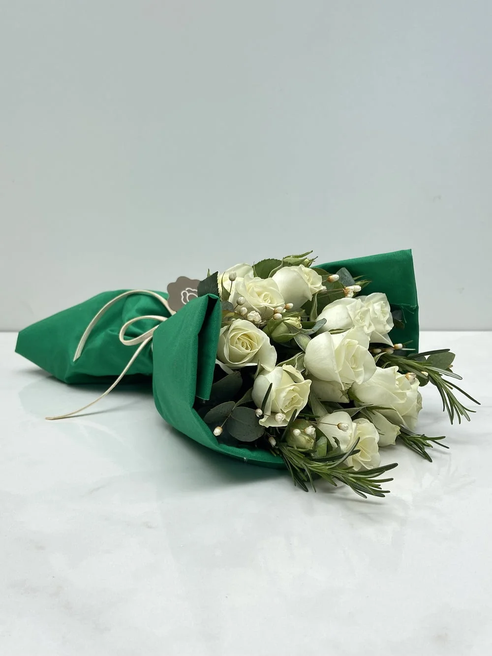 Floricultura POrto Alegre; Flores online; Comprar flores; Flores brancas; Mini Rosas brancas Matisse - Mini Buquê de Mini Rosas Brancas - Imagem 1