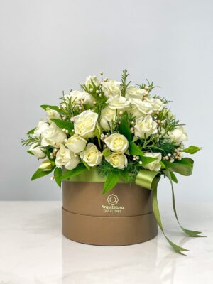 white love box de mini rosas brancas arquitetura das flores porto alegre scaled