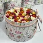 Aquarela - Arranjo Box de Mini Rosas Coloridas