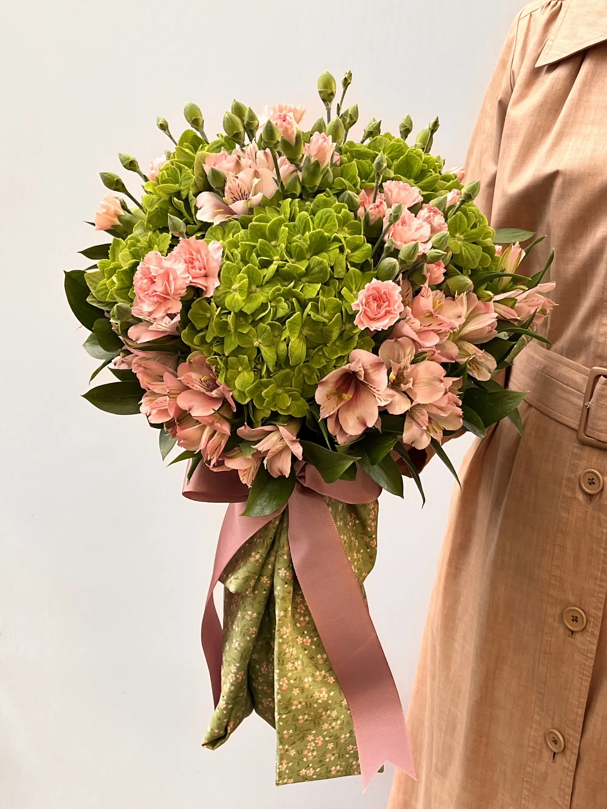 70A6767E-5F50-4D19-AC95-8901B676D4DF Vogue - Buquê de Hortênsias e Cravinas - Imagem 1