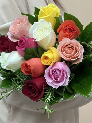 liz taylor buque de 12 rosas coloridas arquitetura das flores porto alegre 1